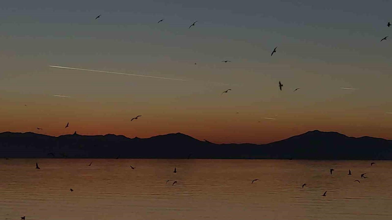 Van semalarında kartpostallık akşam: Uçaklar, kuşlar ve kızıl günbatımı büyüledi
