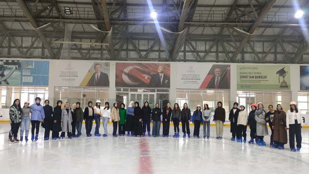 Hem okuyorlar hem buz pateni öğreniyorlar

