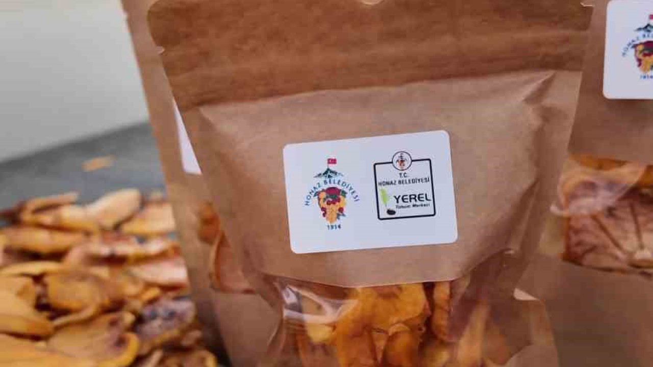 Honaz’ın meşhur cennet hurmasının cips olarak sofralara yolculuğu başladı
