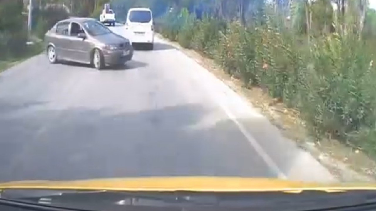 Otomobilin, ticari taksiye çarpma anı araç kamerasına yansıdı: 2 yaralı
