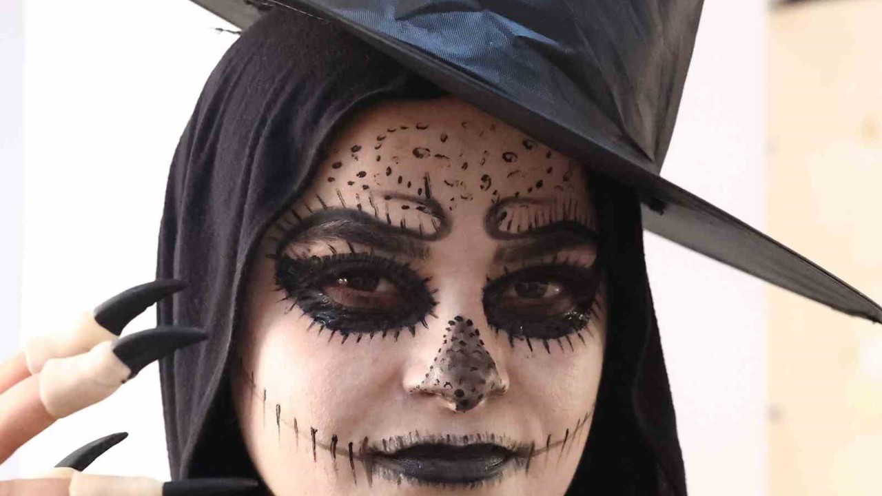 Antalya’da görenleri ‘korkutan’ makyaj
