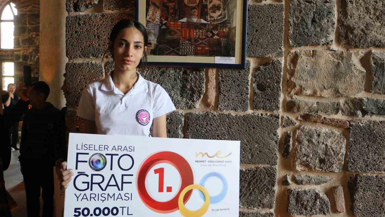 Diyarbakır’da sanatla buluşan genç yetenekler ödüllerini aldı

