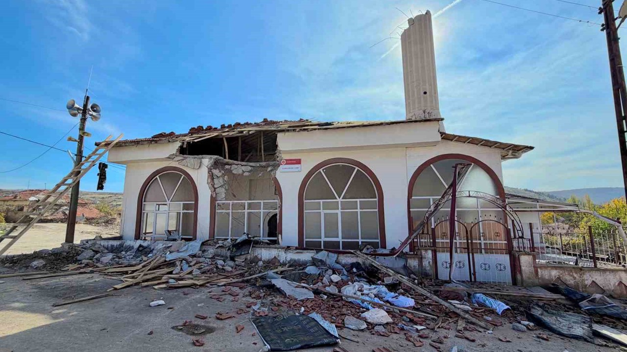 Yıkılan caminin tadilatına Sincan Belediyesi’nden anlamlı destek
