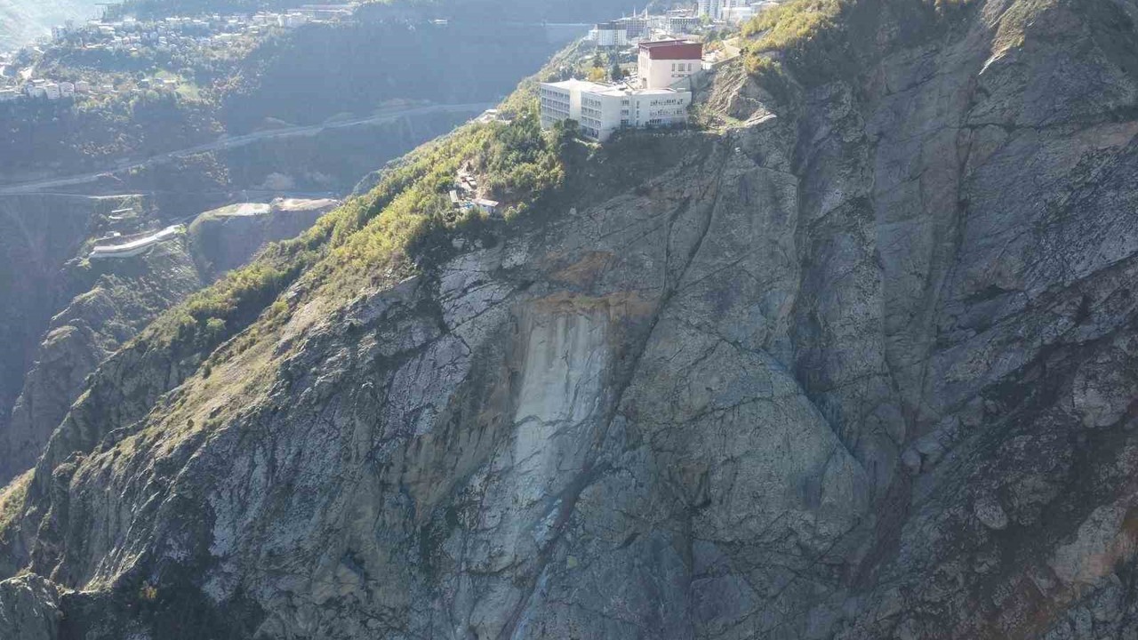 Artvin’de kaya kopması paniğe neden oldu: İki lise tahliye edildi
