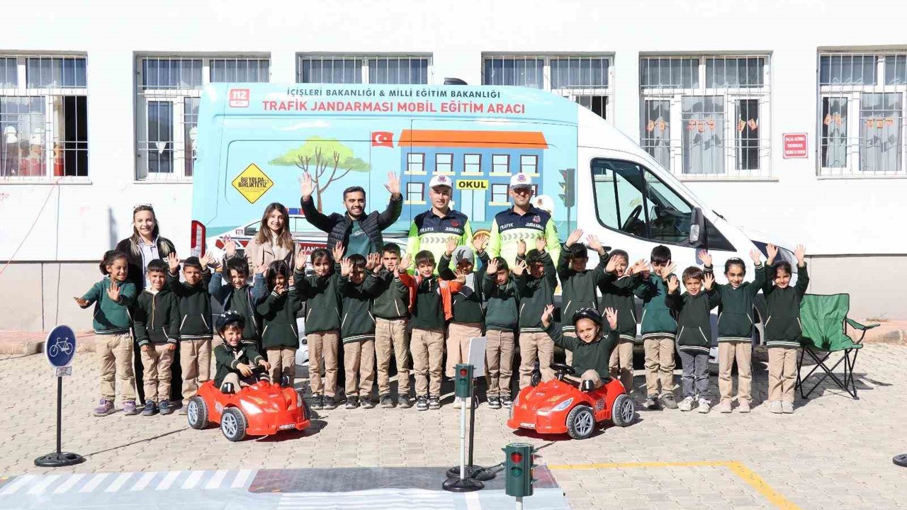 Çatak’ta öğrencilere uygulamalı trafik güvenliği eğitimi
