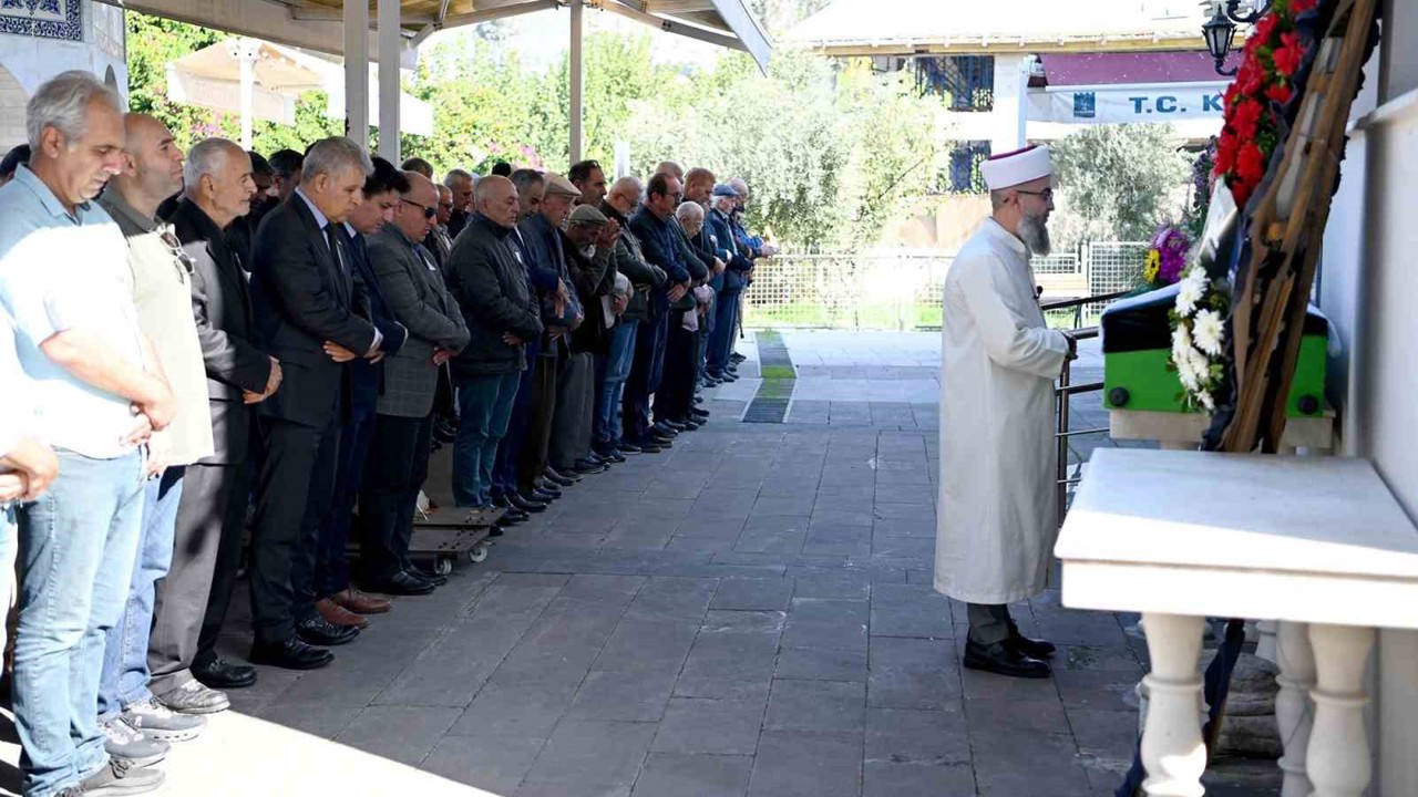 Kuşadası’nın sevilen doktoru son yolculuğuna uğurlandı
