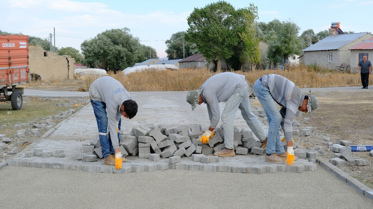 Ağrı’da köy yolları kilit parke taşıyla yenileniyor
