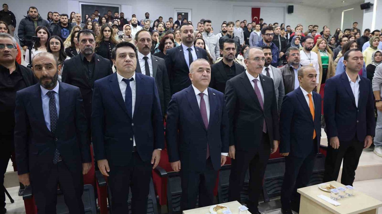 Vali Hatipoğlu: "Türkiye özellikle teknolojik alanda savunma sanayi başta olmak üzere yaptığı çalışmalarla çok farklı noktalara doğru evrildi"
