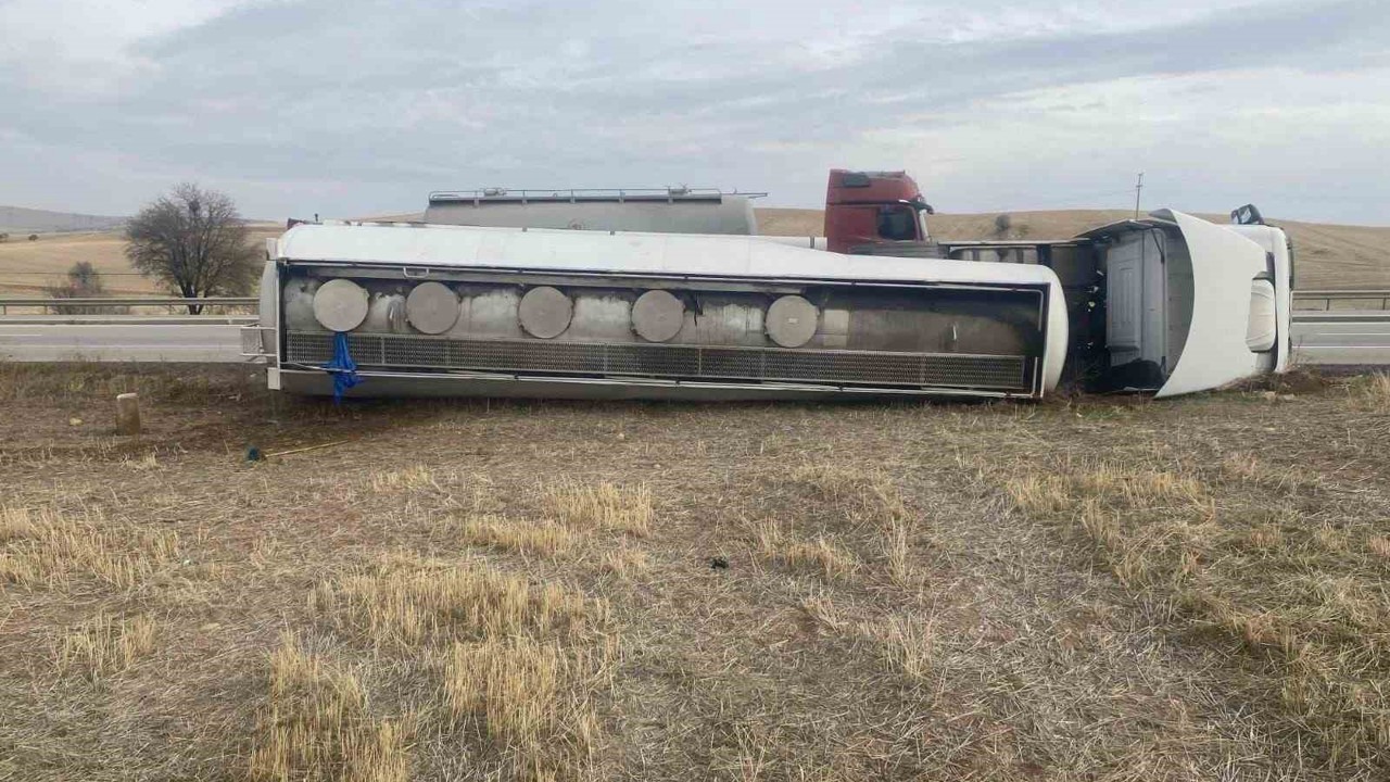 Kırıkkale’de akaryakıt tankeri devrildi: 1 yaralı
