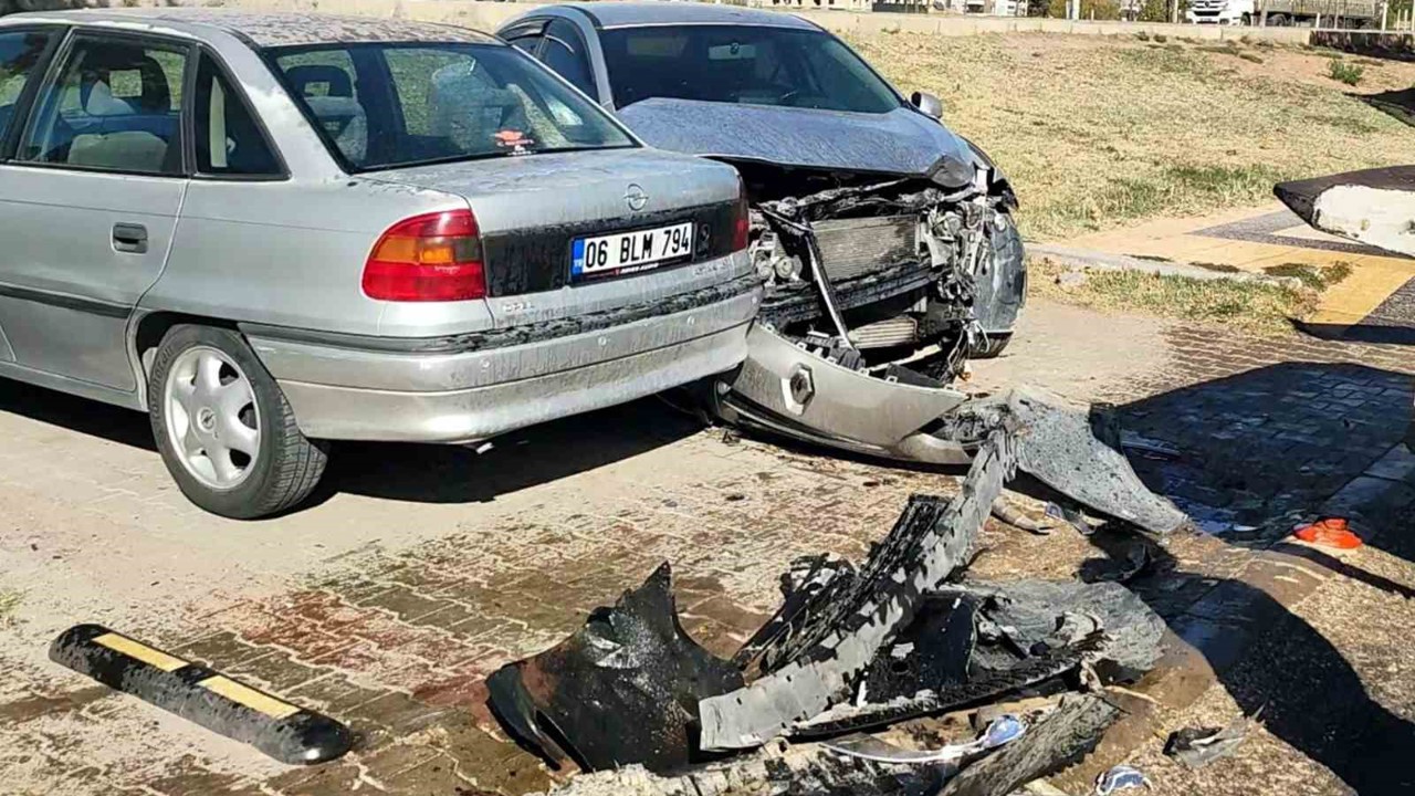 Yayaya çarpmamak için manevra yaptı, park halindeki araçlara çarptı: 2 yaralı
