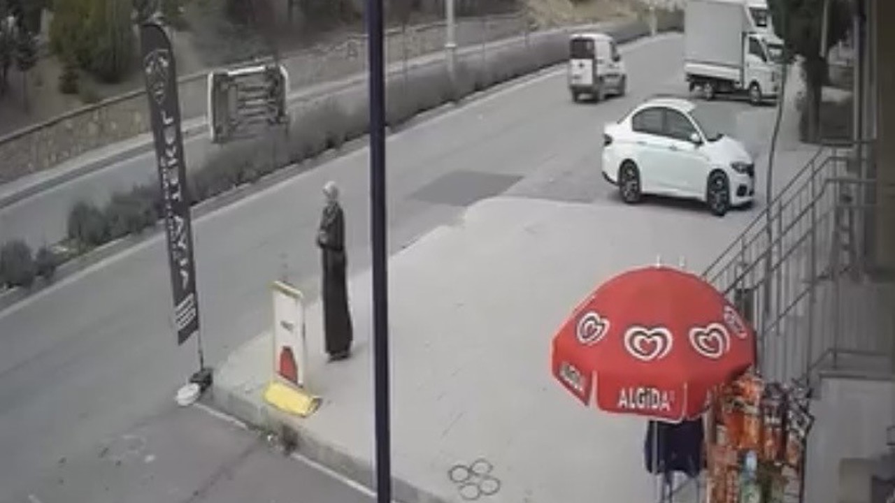 Elazığ’da aracın yan yattığı kaza kamerada
