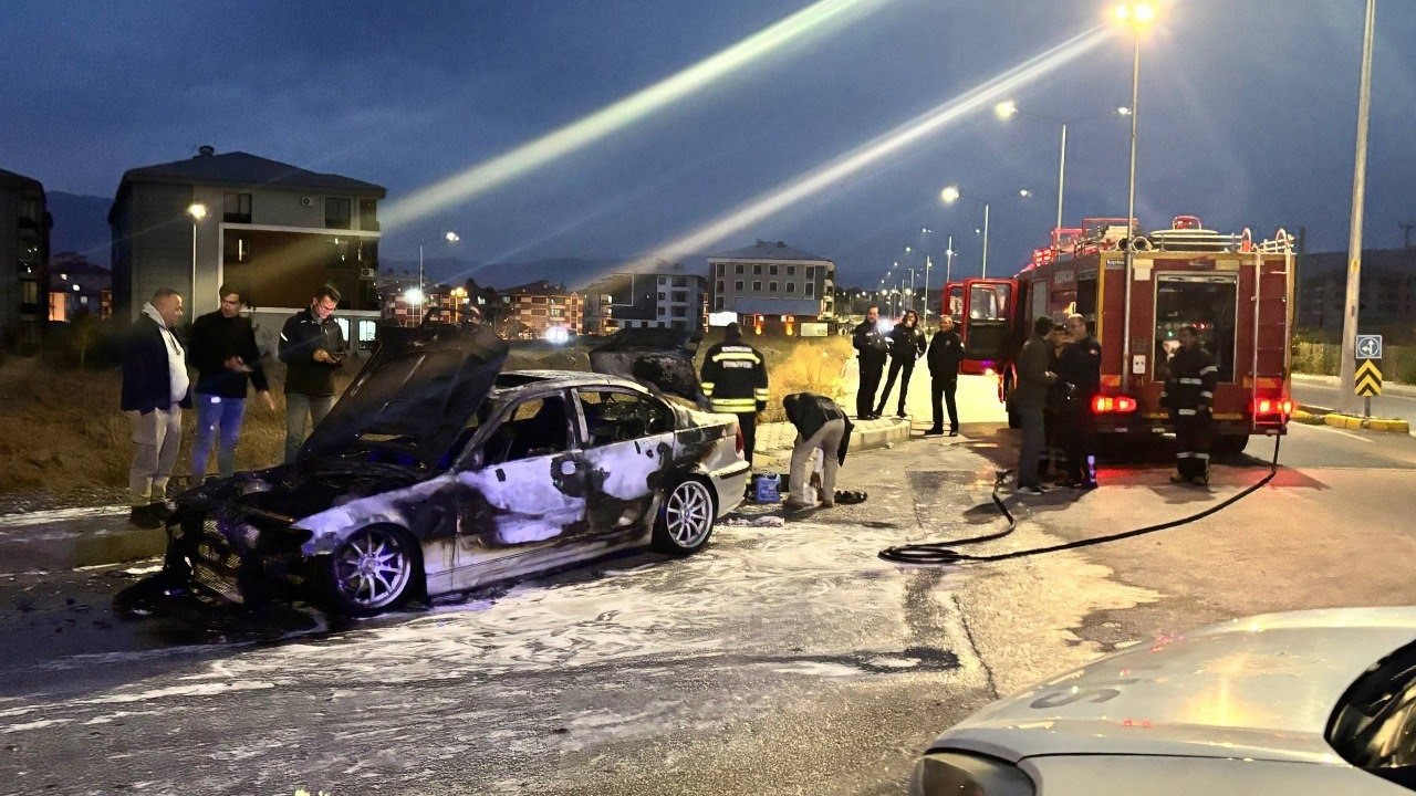 Erzincan’da seyir halindeki otomobil alev aldı: 2 kişi son anda kurtuldu
