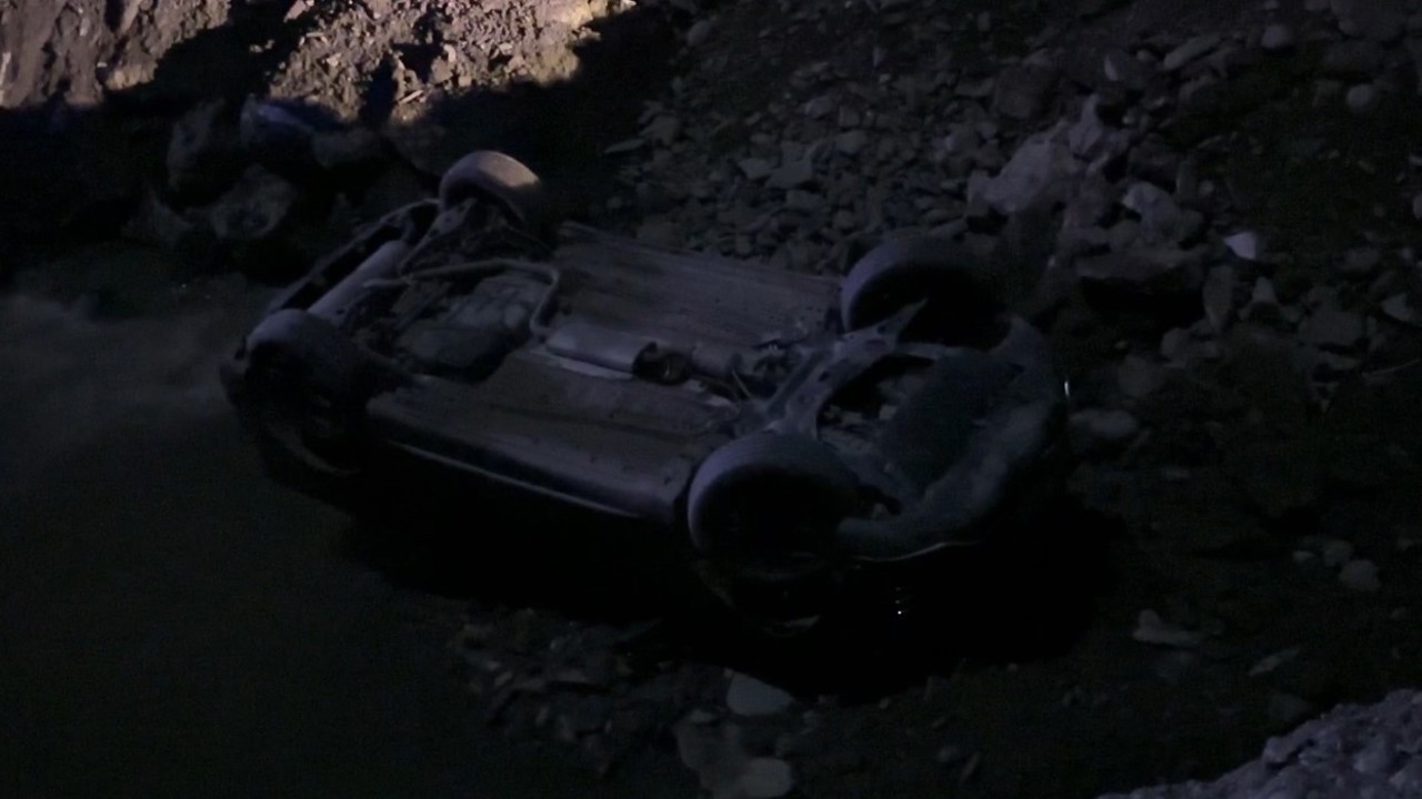 Hakkari’de otomobil dereye uçtu: 2 yaralı
