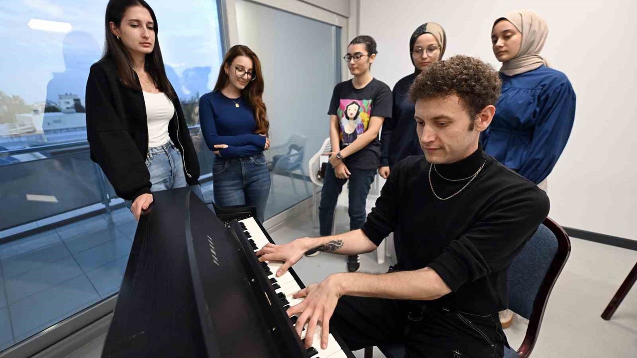 Mersin’de ücretsiz enstrüman kurslarına yoğun ilgi
