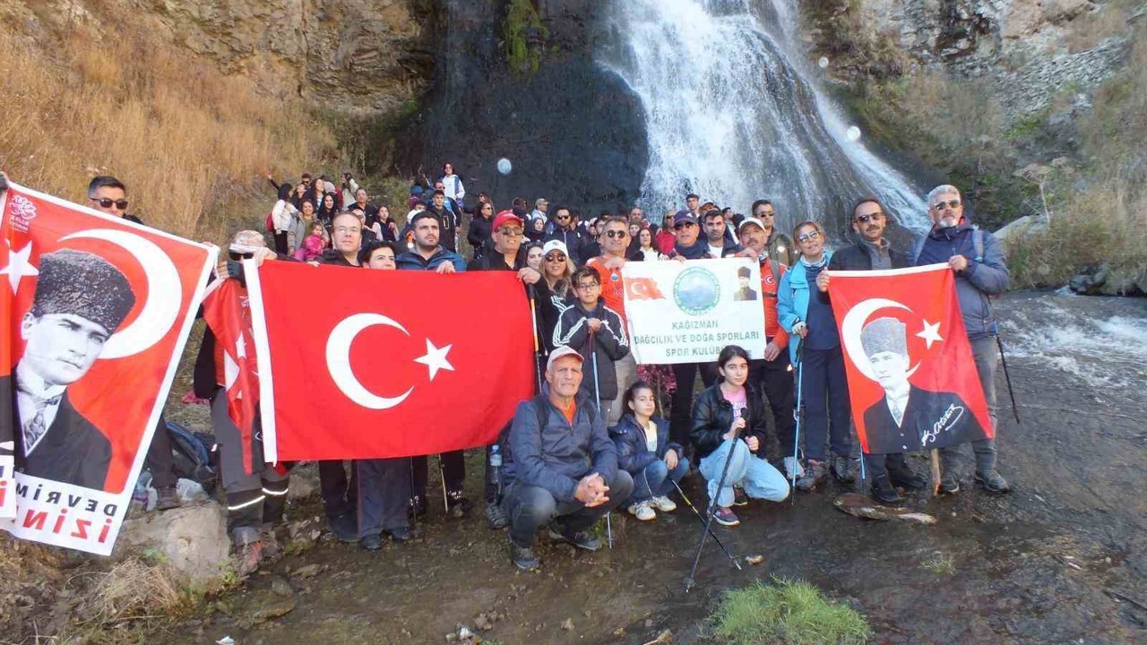 Kars’ta 100 dağcı Susuz Şelalesi’ne yürüdü
