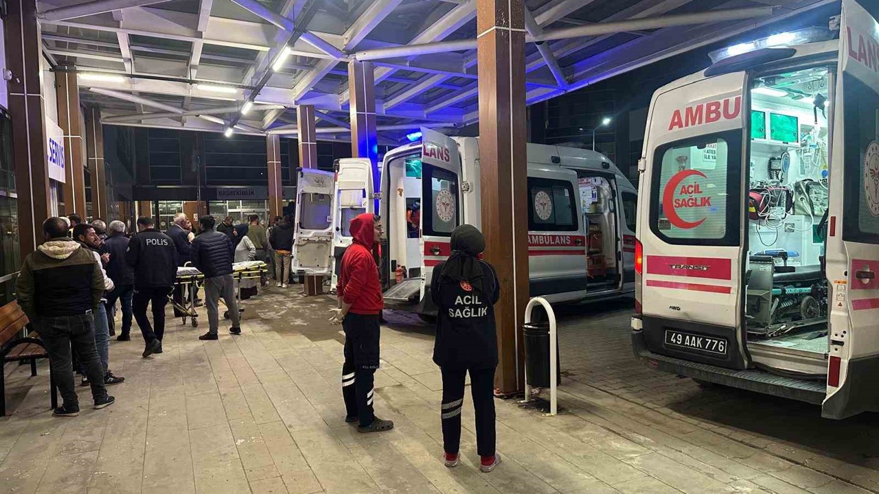 Malazgirt’te öğretmenleri taşıyan taksi takla attı: 7 yaralı
