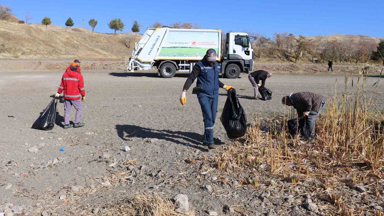 Hazar Gölü’nde temizlik çalışması
