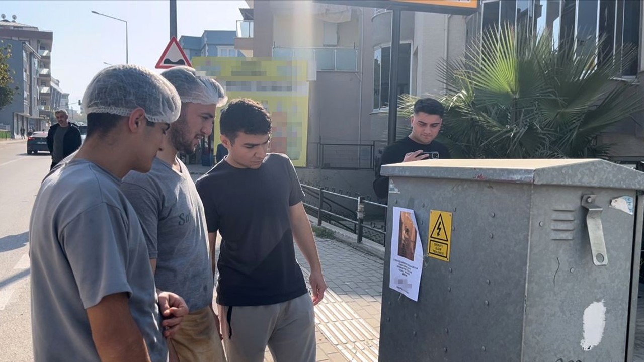 Fotoğrafı gören uzun uzun baktı: "Kızlarınızı bu adamdan uzak tutun" yazılı afişler ortalığı karıştırdı
