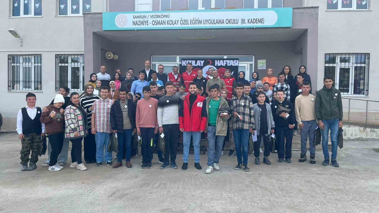 Kızılay Haftası’nda özel öğrencilere moral
