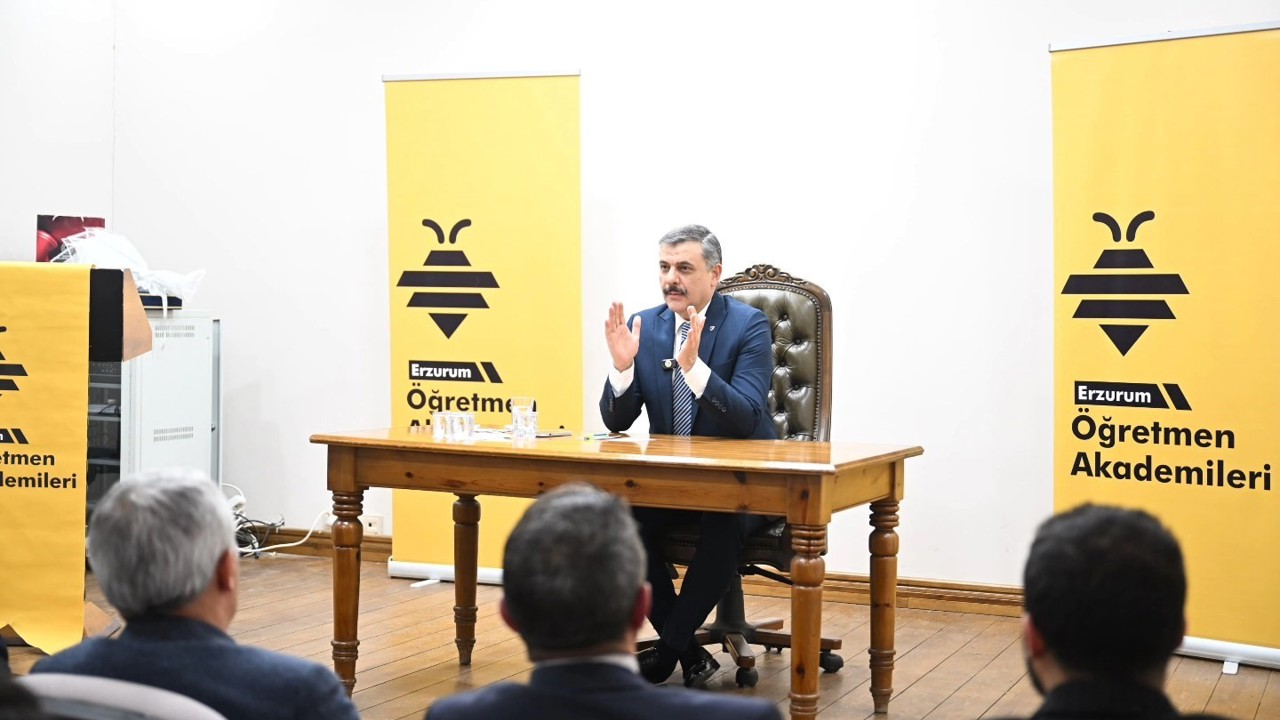 Vali Çiftçi deneyimlerini öğretmenlerle paylaştı
