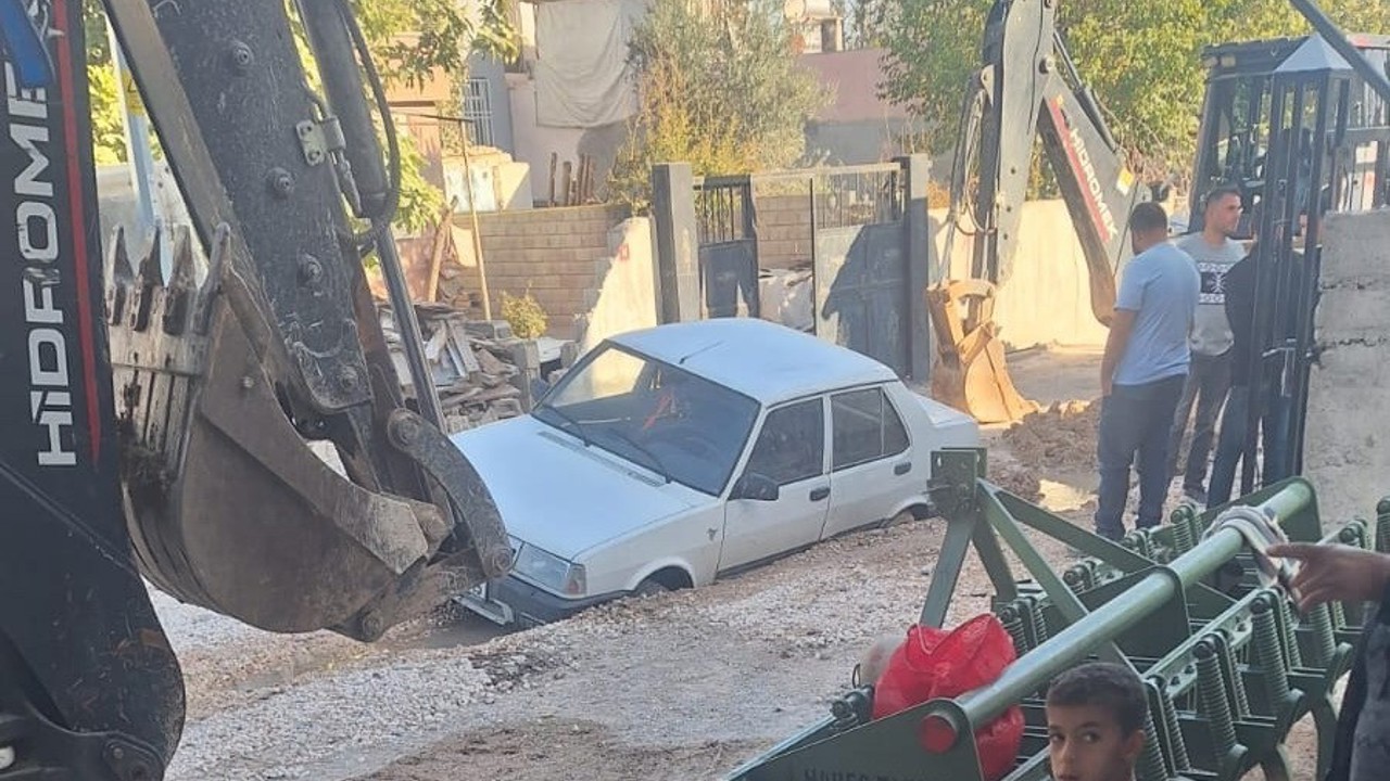 Adıyaman’da otomobil alt yapı çukurunda mahsur kaldı
