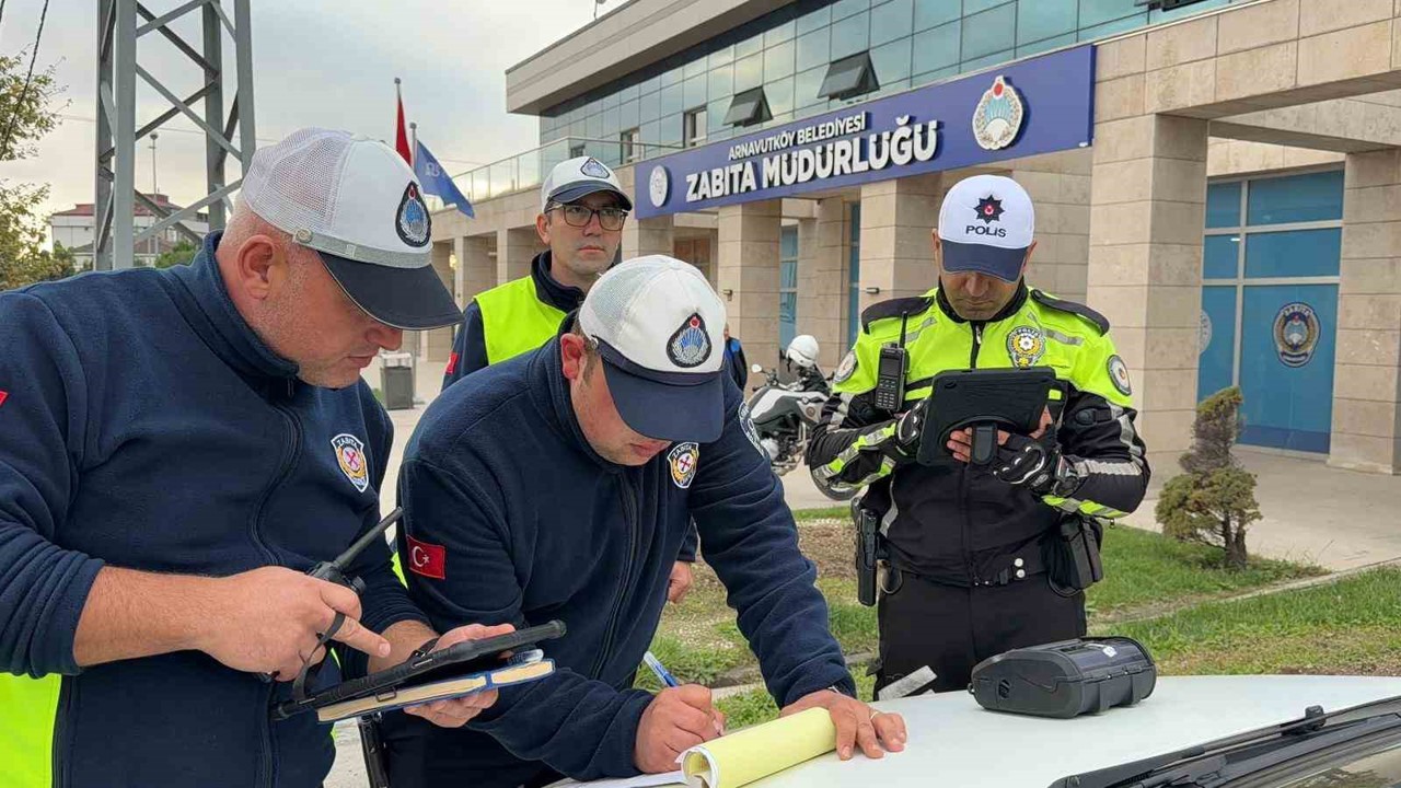 Trafikten kaçmak için kaldırıma çıktı: 2 bin 309 lira ceza yedi
