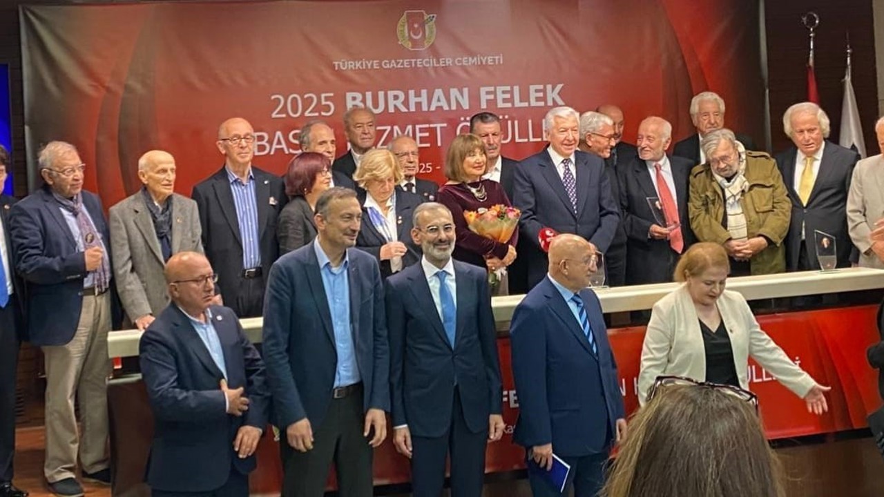 Burhan Felek basın hizmet ödülleri verildi
