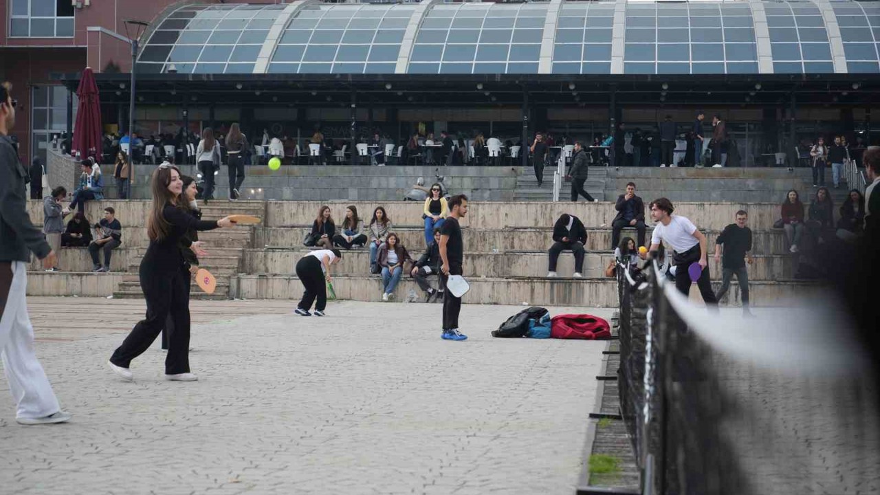 "Ekranı Bırak, Raketi Kap" etkinliğiyle teknoloji bağımlılığına karşı farkındalık oluşturuldu
