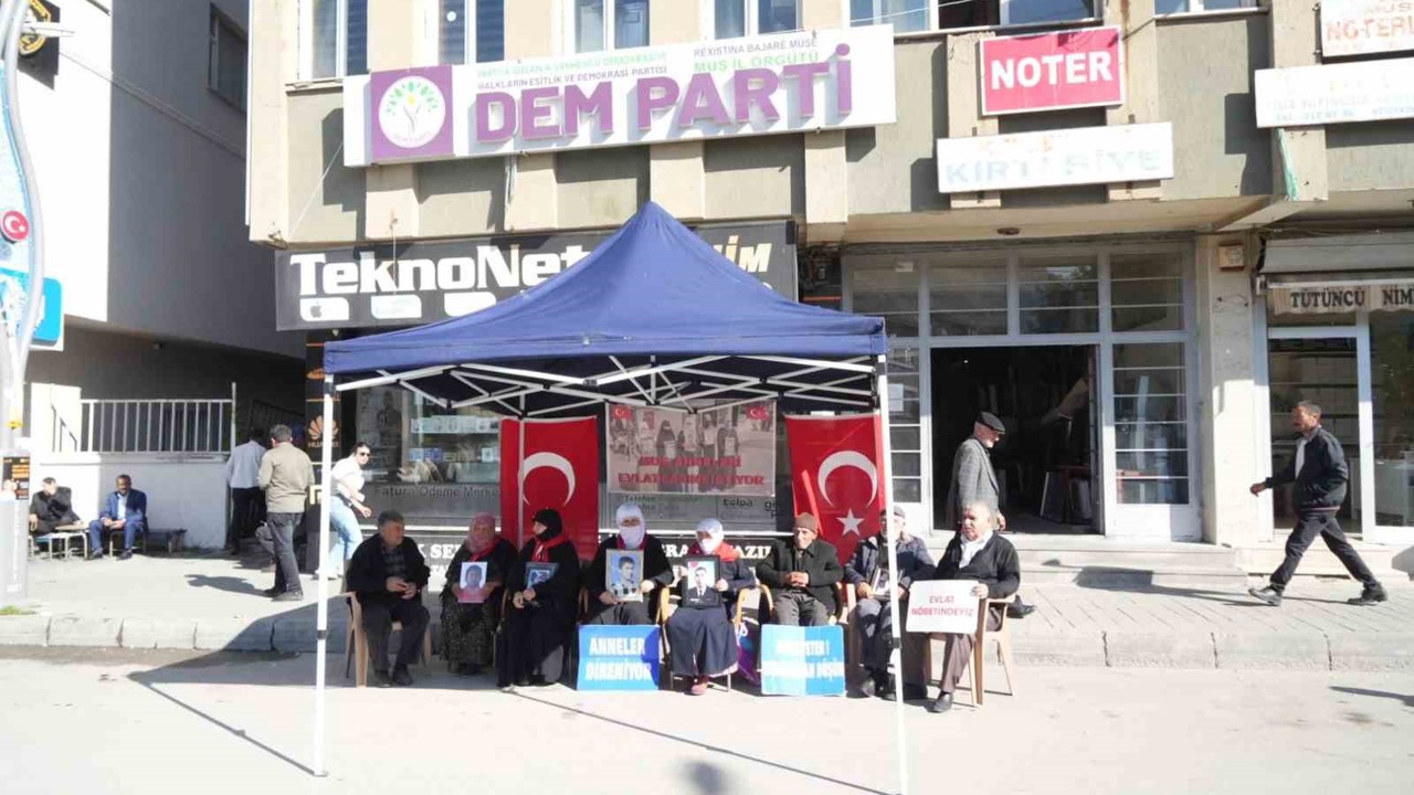 Muş’ta annelerin evlat nöbeti devam ediyor
