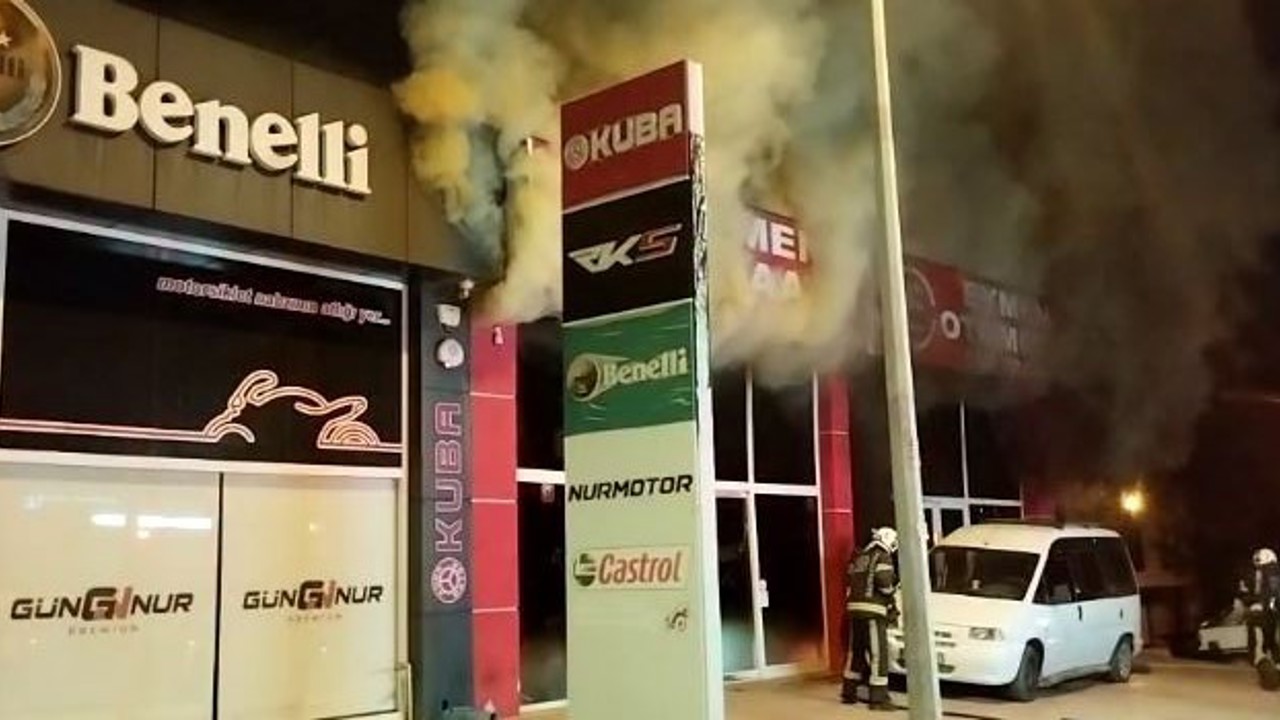 Ortağı cinayetten tutuklanan oto galeri kundaklandı, 5 araç küle döndü
