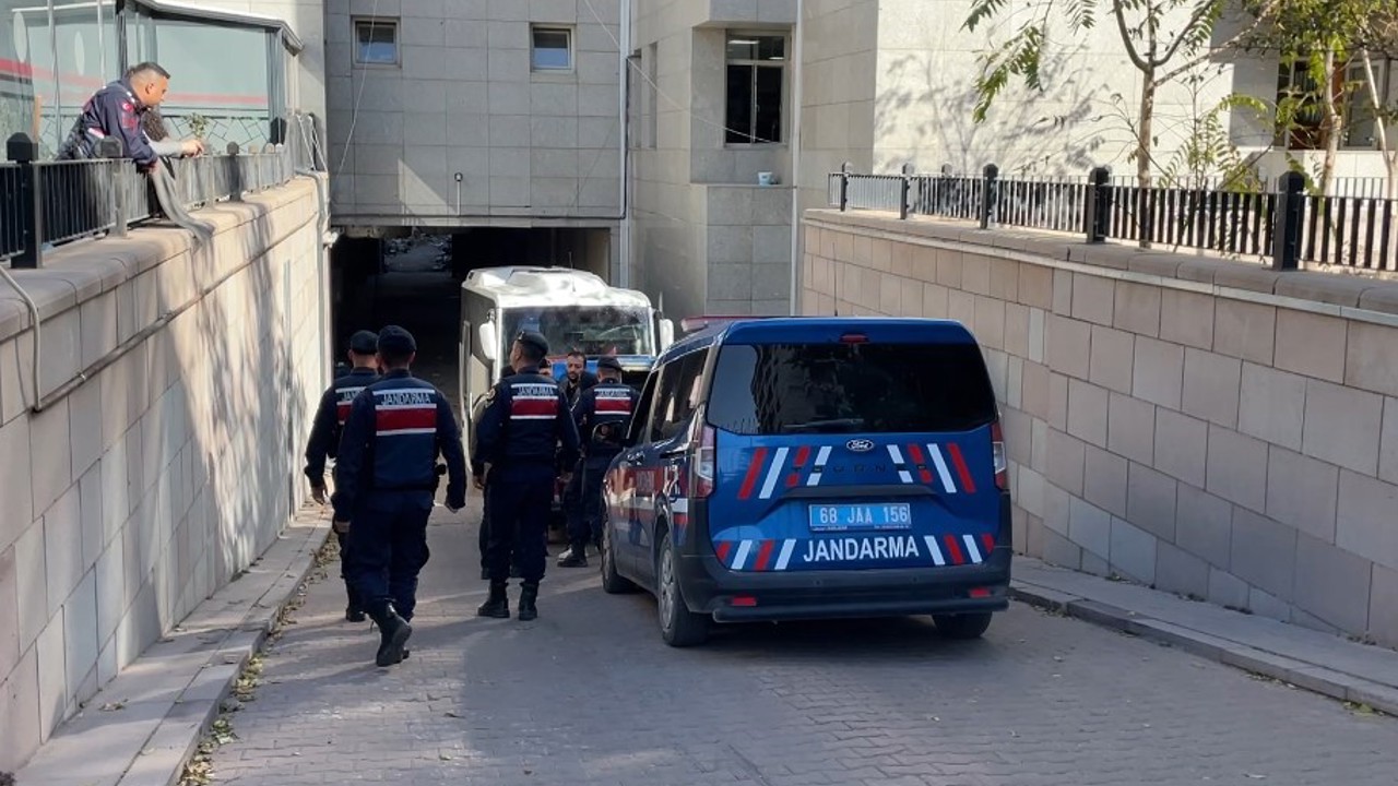 Aksaray’da 1 kişiyi öldürüp, 2 kişiyi yaralayan zanlı adliyede
