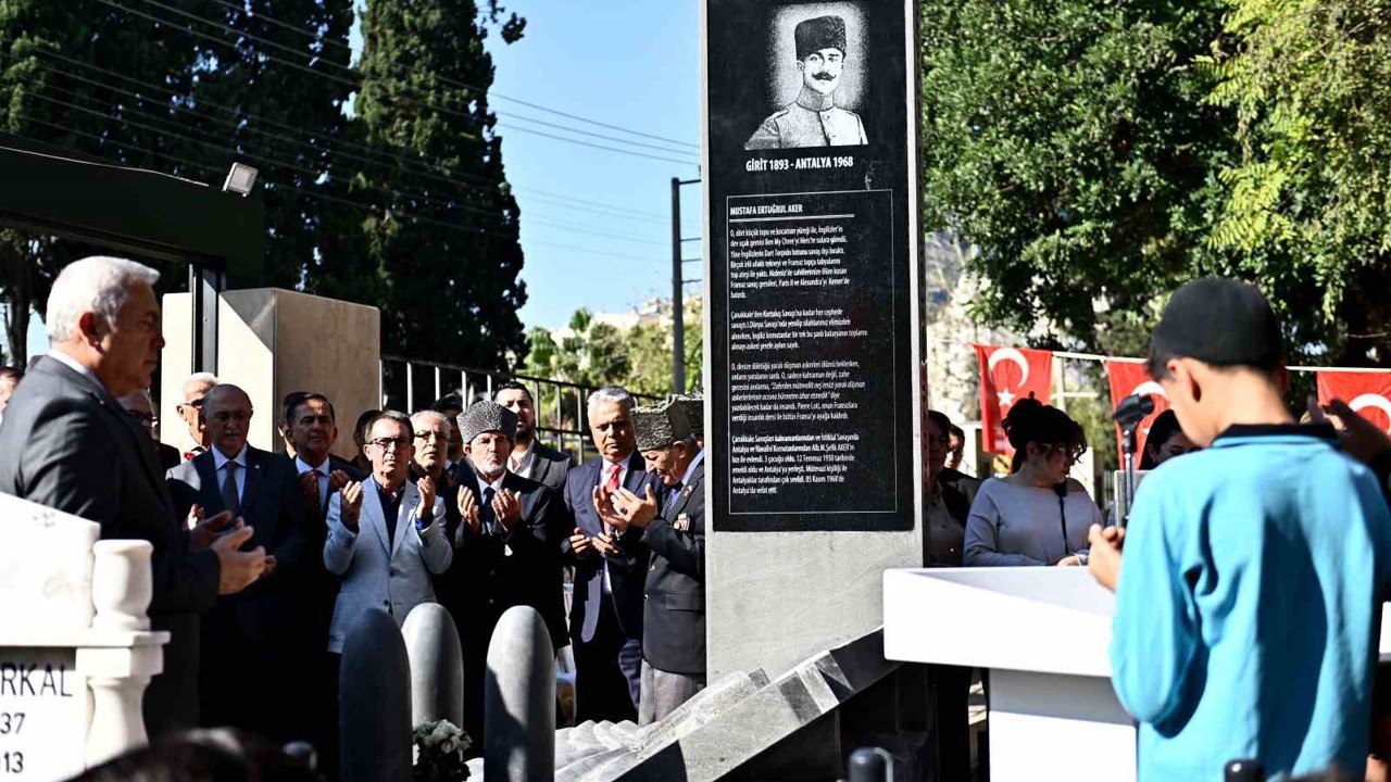 Topçu Yüzbaşı Mustafa Ertuğrul Aker, anıt mezarında anıldı
