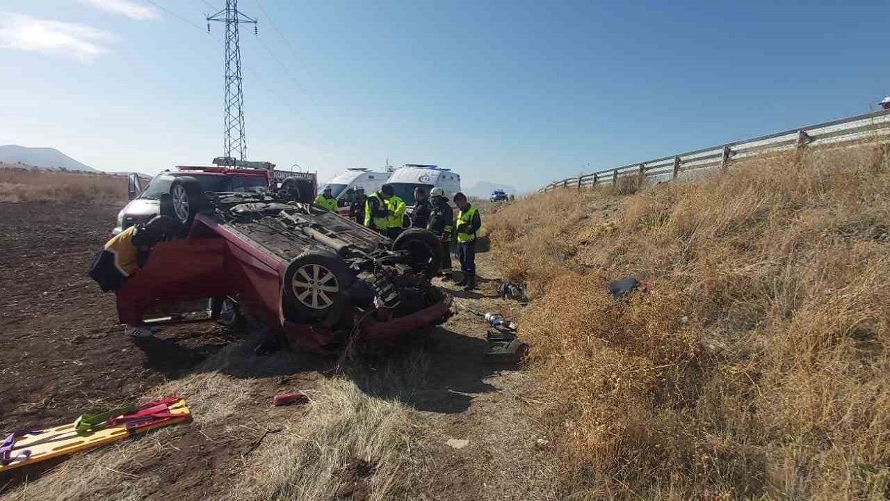 Konya’da otomobil şarampole yuvarlandı: 1 ölü, 2 yaralı
