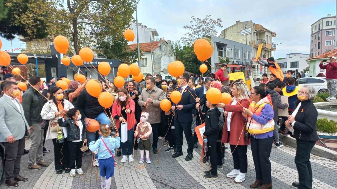 Ezine’de Lösemili Çocuklar Haftası yürüyüşü
