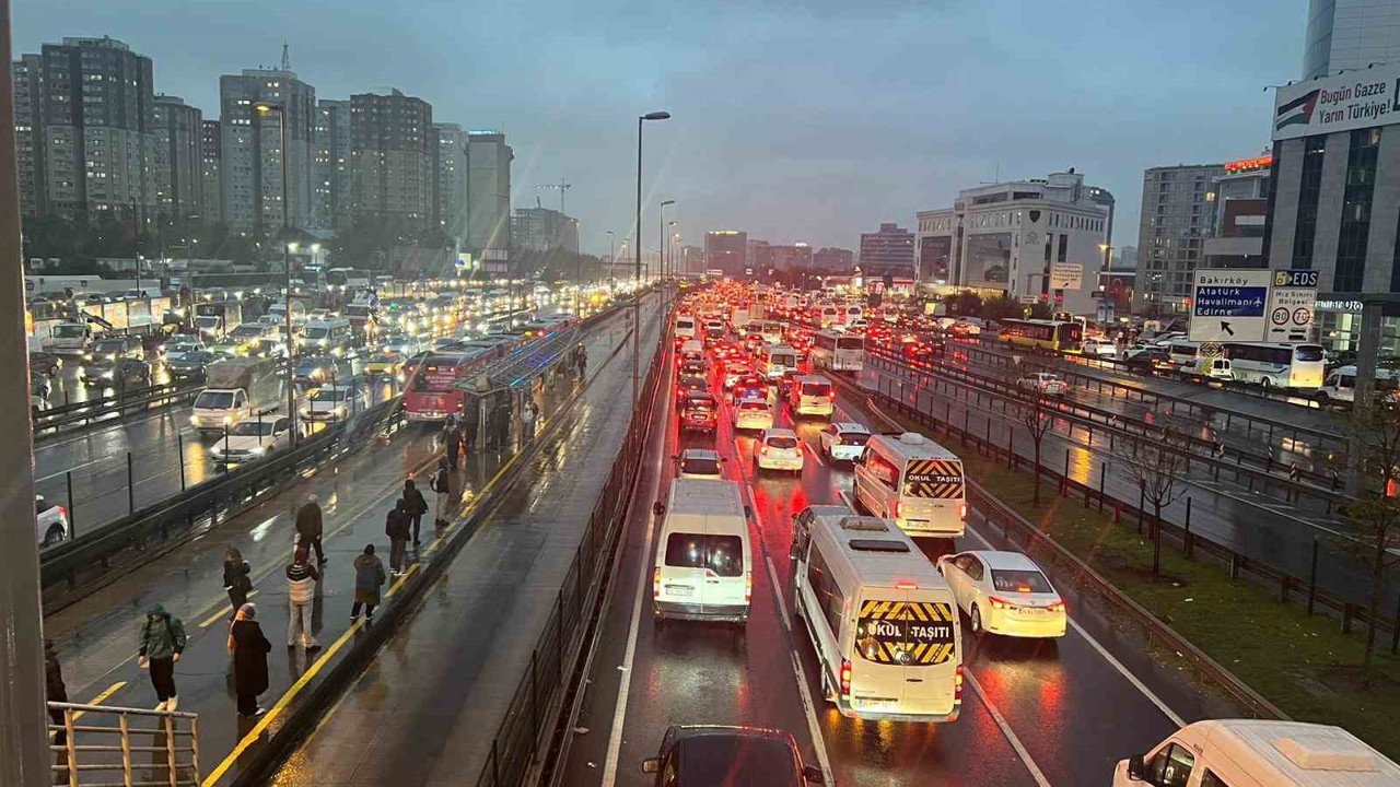 İstanbul’da yağışla birlikte trafik yoğunluğu yüzde 90’a ulaştı
