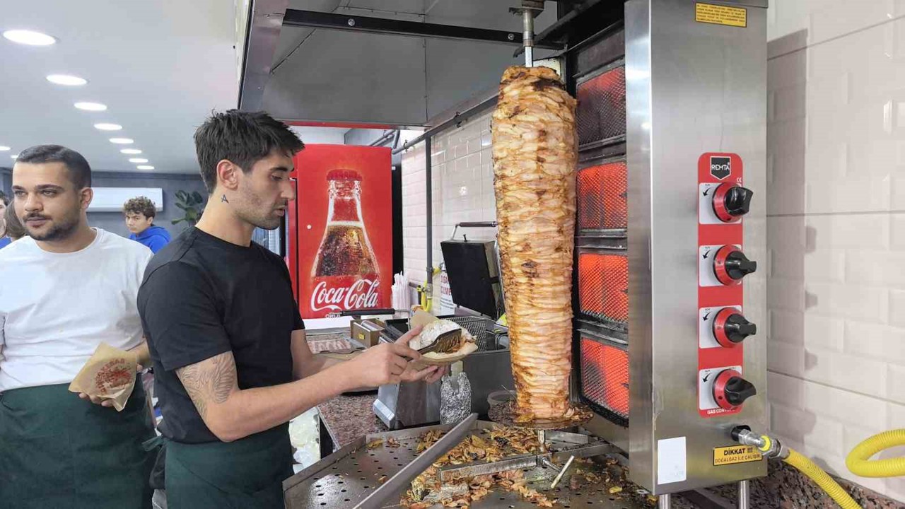 Şampiyonlar Ligi’nden dönerciliğe: Beşiktaş’ın eski futbolcusu döner dükkanı açtı

