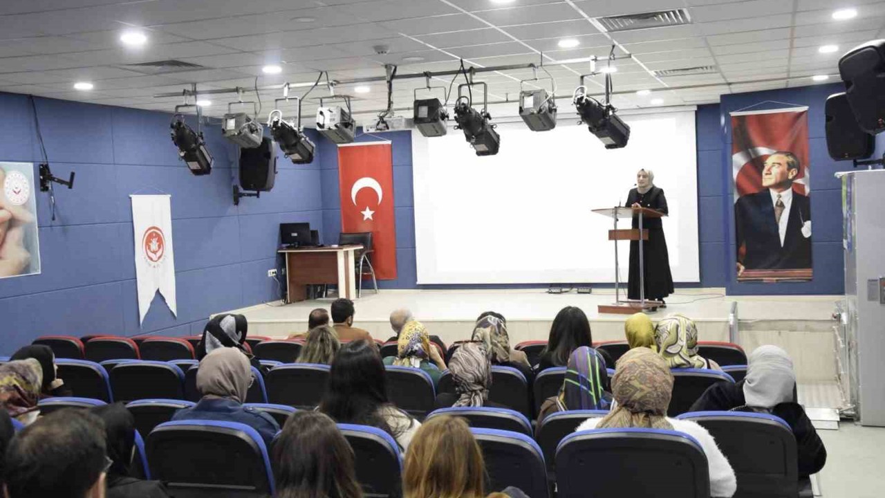 Muş’ta "Çocukluk Çağı Travmaları ve Mücadele" konulu eğitim düzenlendi

