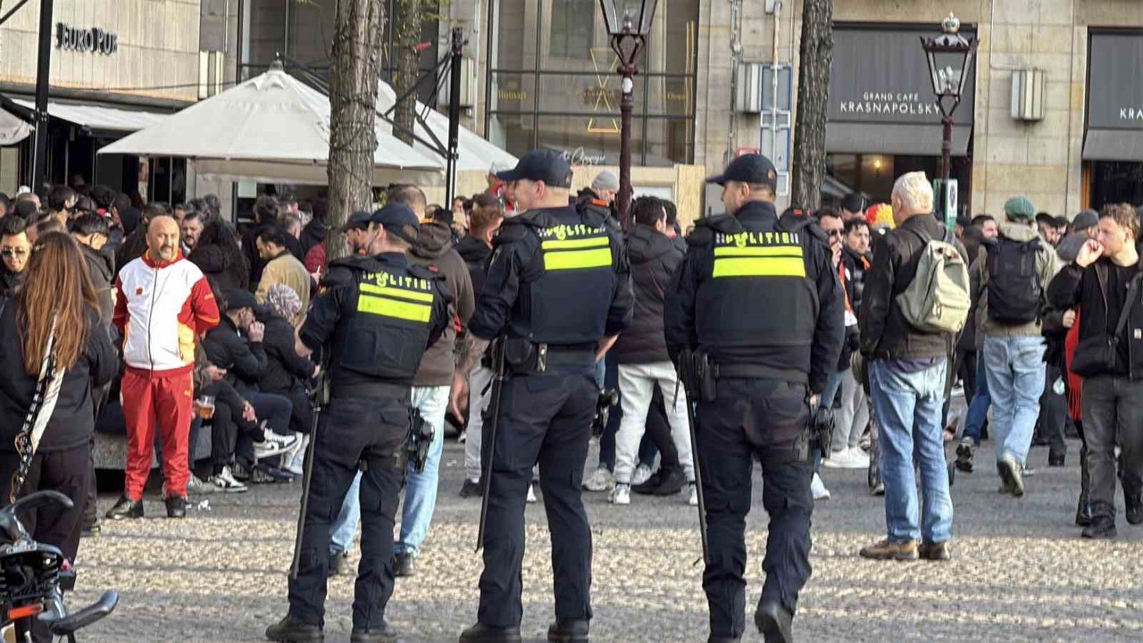 Taraftarlardan Dam Meydanı’nda Galatasaray’a coşkulu destek
