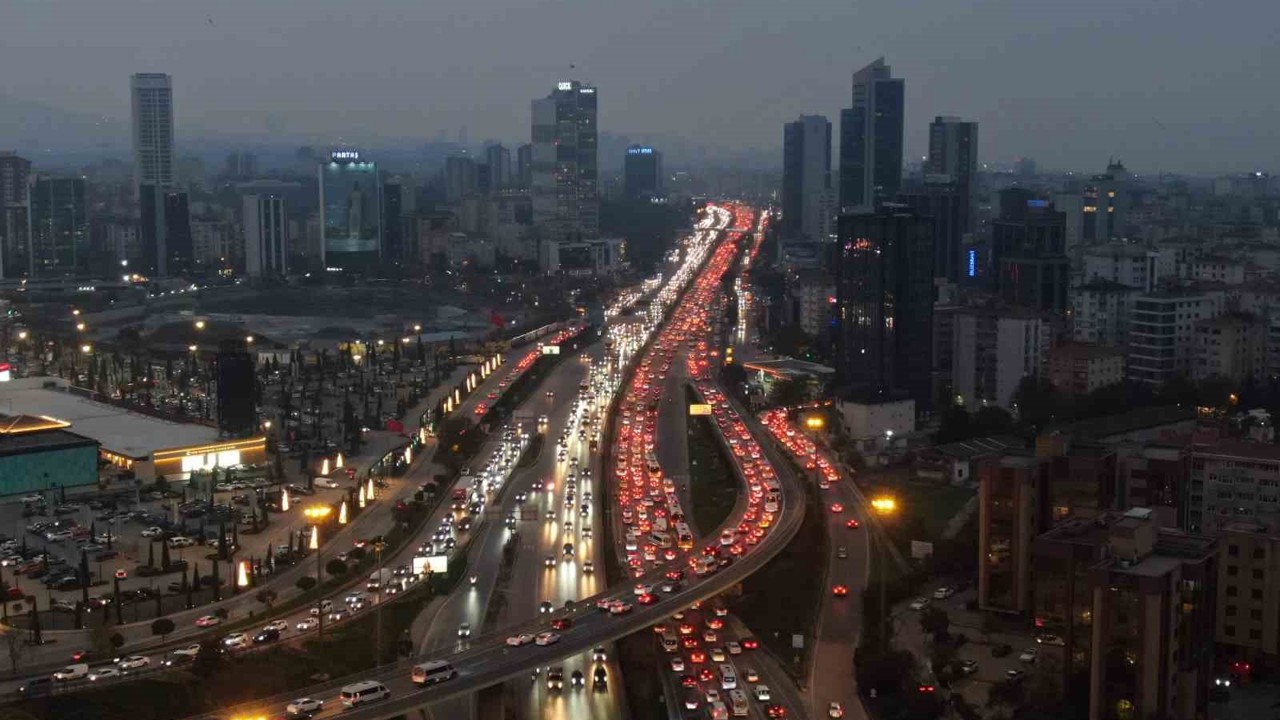İstanbul Anadolu yakasında oluşan trafik yoğunluğu havadan görüntülendi
