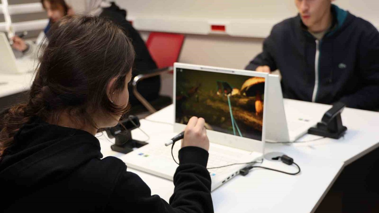 Liseli gençler Düzce Üniversitesi’ni inceledi
