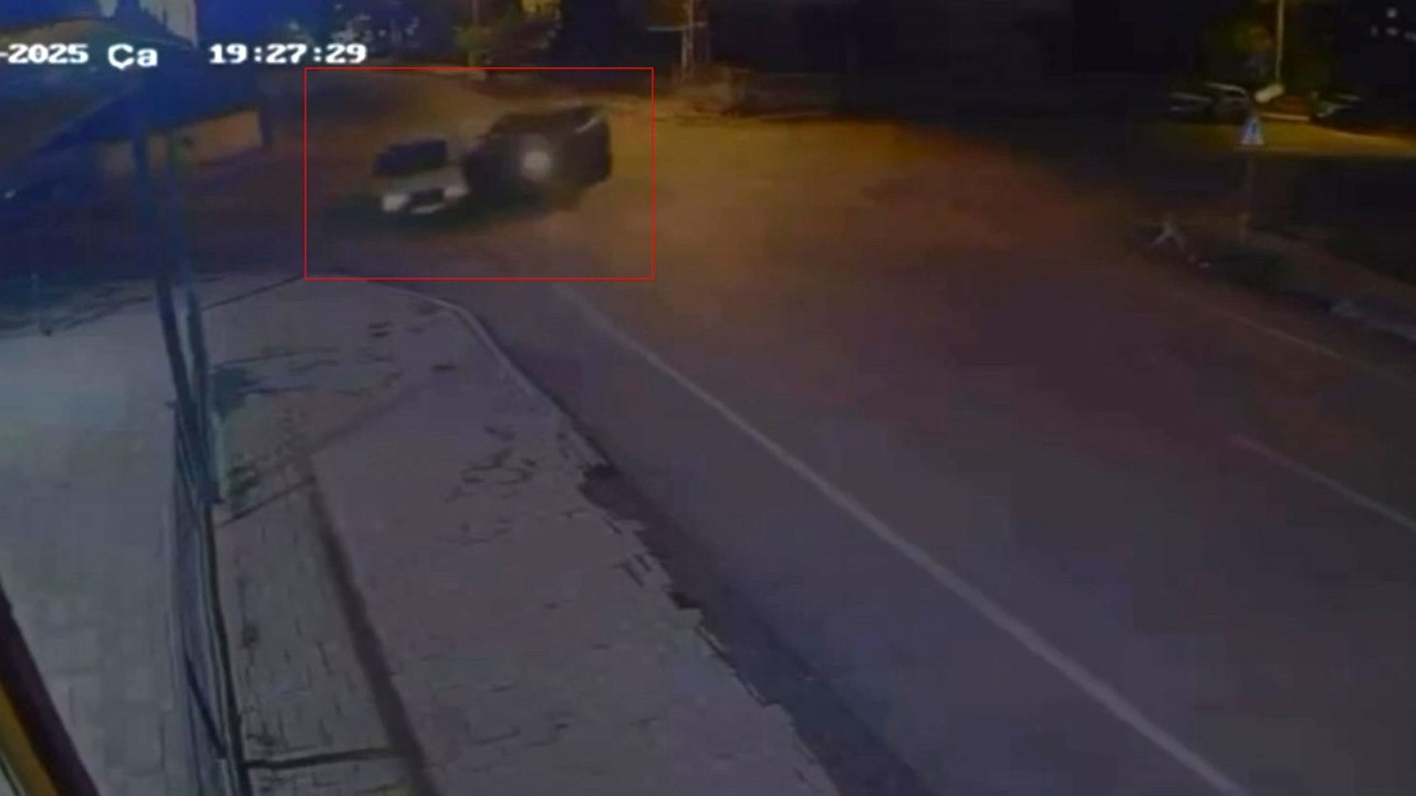 Cip ile otomobil kafa kafaya çarpıştı: 3 yaralı
