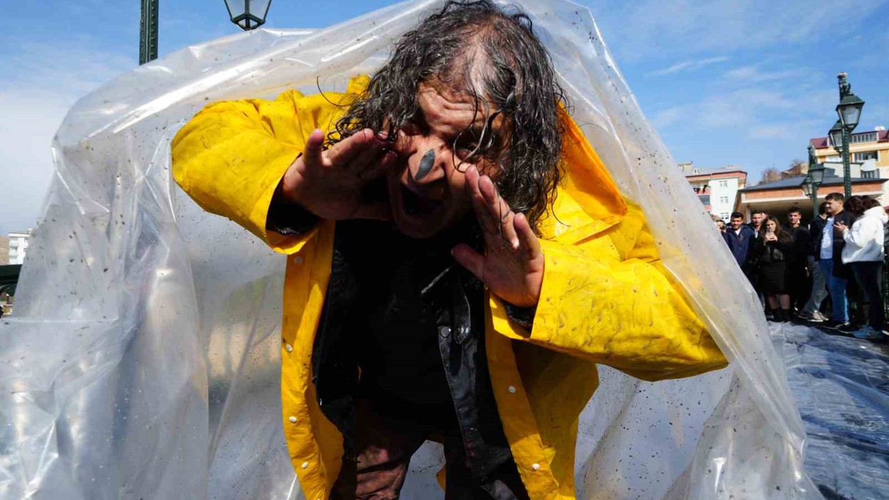 Bayburt’ta alışılmışın dışında bir performans: Naylona sarılıp Çoruh’un serin suyuyla arındı
