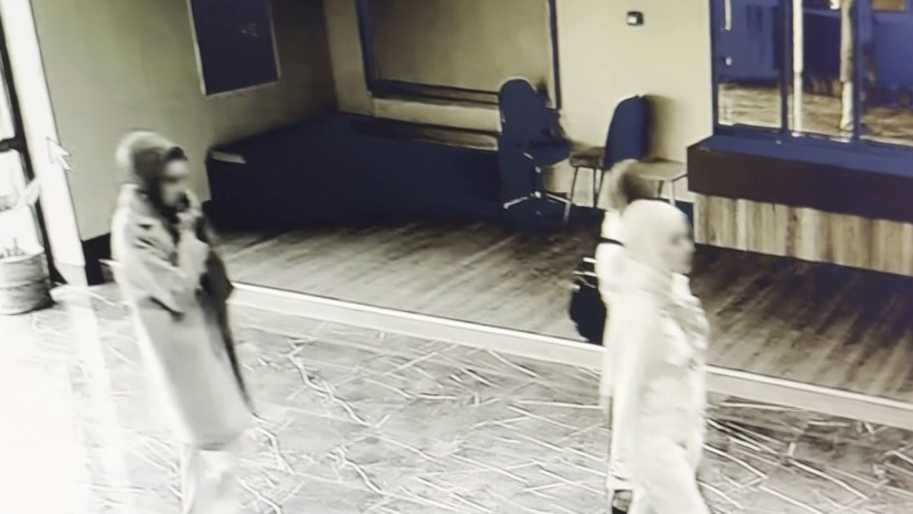 Bağcılar’da 3 şüpheli, girdikleri siteden yaklaşık 750 bin lira değerinde altın ve mücevheri alarak kaçtı
