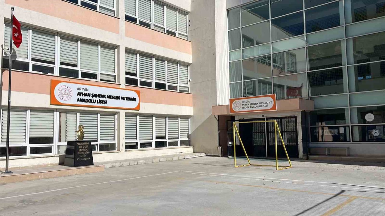 Uçurumun kenarındaki okulda eğitim yeniden başladı
