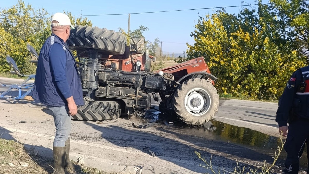 Otomobille çarpışan traktör ikiye bölündü
