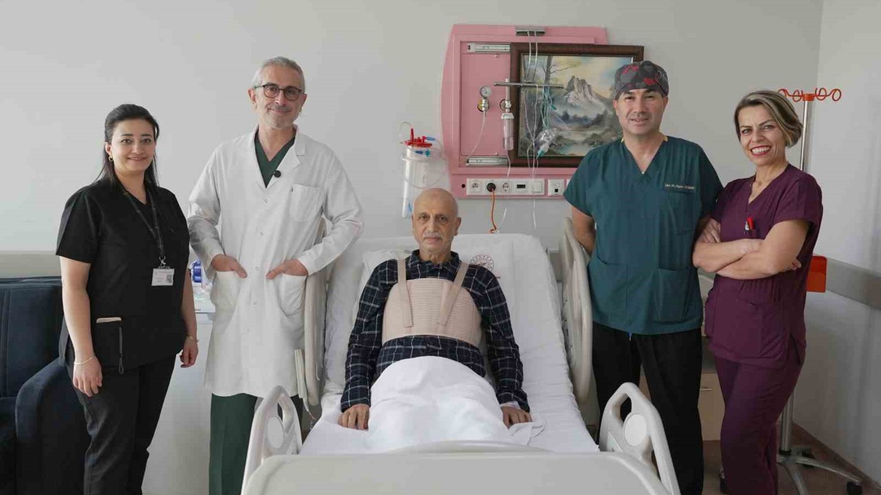 Malatya’da kalp tümörü ve üç damar tıkanıklığı aynı ameliyatta tedavi edildi
