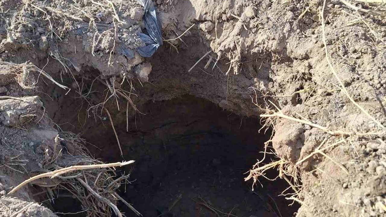 Çivril’de tarlada oluşan obruk korkuttu
