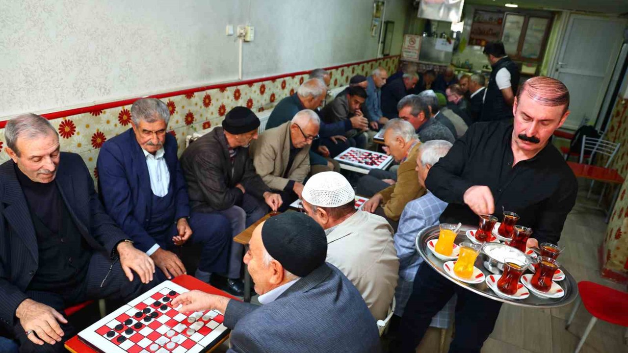 Bu çay ocağında yıllardır sadece dama oynanıyor
