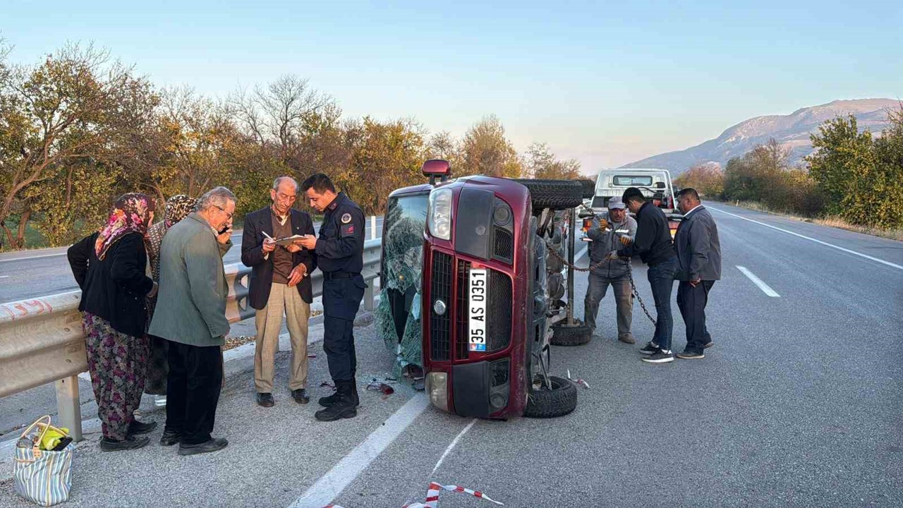 Devrilen ticari araçta 4 kişi kazayı yara almadan atlattı
