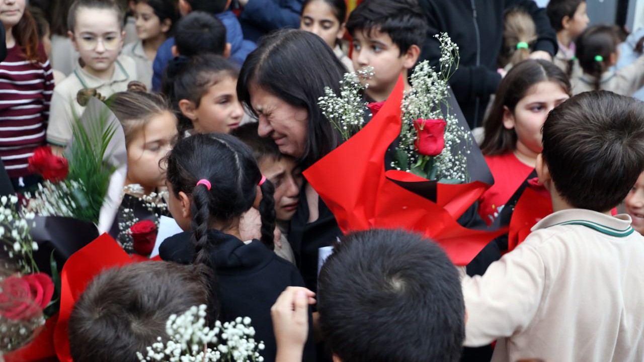 39 yıllık eğitimciye unutulmaz veda: Gözyaşlarıyla uğurlandı
